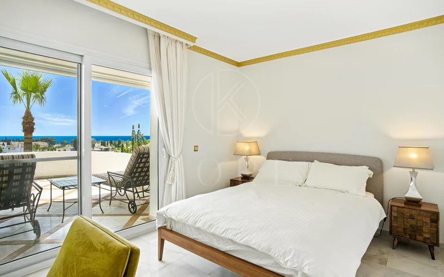 Wonderful three bedroom, south east facing duplex penthouse in the exclusive and gated community of Monte Paraiso on the Golden Mile