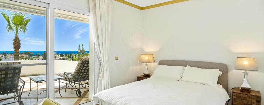 Wonderful three bedroom, south east facing duplex penthouse in the exclusive and gated community of Monte Paraiso on the Golden Mile