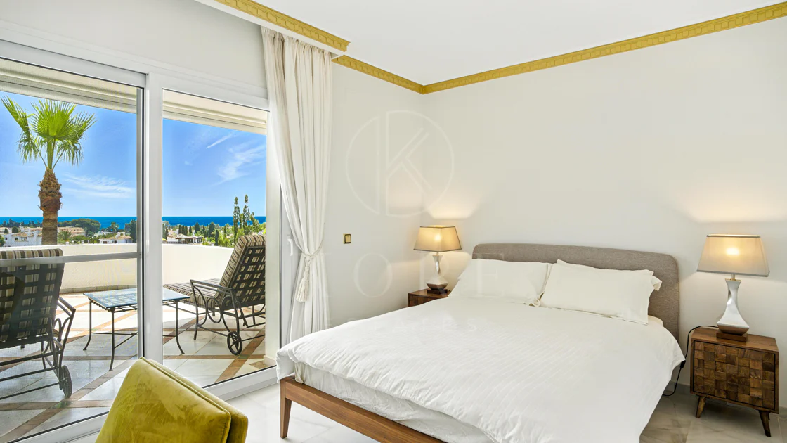 Wonderful three bedroom, south east facing duplex penthouse in the exclusive and gated community of Monte Paraiso on the Golden Mile