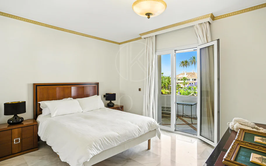 Wonderful three bedroom, south east facing duplex penthouse in the exclusive and gated community of Monte Paraiso on the Golden Mile