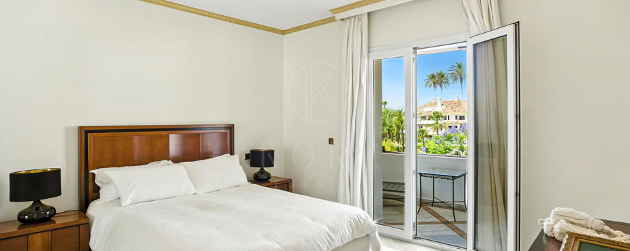 Wonderful three bedroom, south east facing duplex penthouse in the exclusive and gated community of Monte Paraiso on the Golden Mile