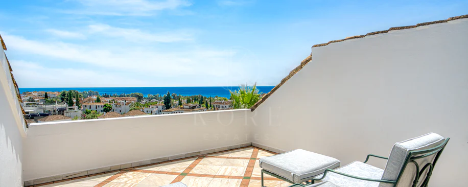 Wonderful three bedroom, south east facing duplex penthouse in the exclusive and gated community of Monte Paraiso on the Golden Mile