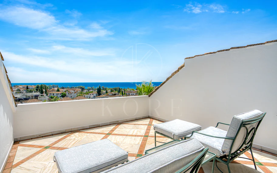 Wonderful three bedroom, south east facing duplex penthouse in the exclusive and gated community of Monte Paraiso on the Golden Mile