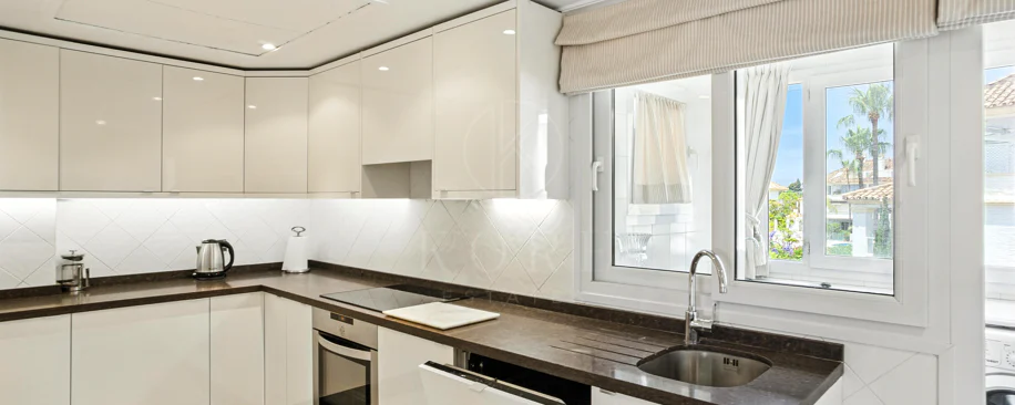Wonderful three bedroom, south east facing duplex penthouse in the exclusive and gated community of Monte Paraiso on the Golden Mile