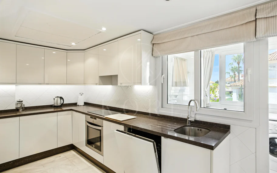 Wonderful three bedroom, south east facing duplex penthouse in the exclusive and gated community of Monte Paraiso on the Golden Mile