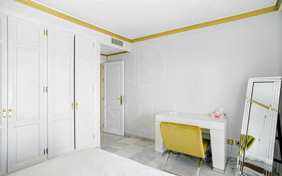 Wonderful three bedroom, south east facing duplex penthouse in the exclusive and gated community of Monte Paraiso on the Golden Mile