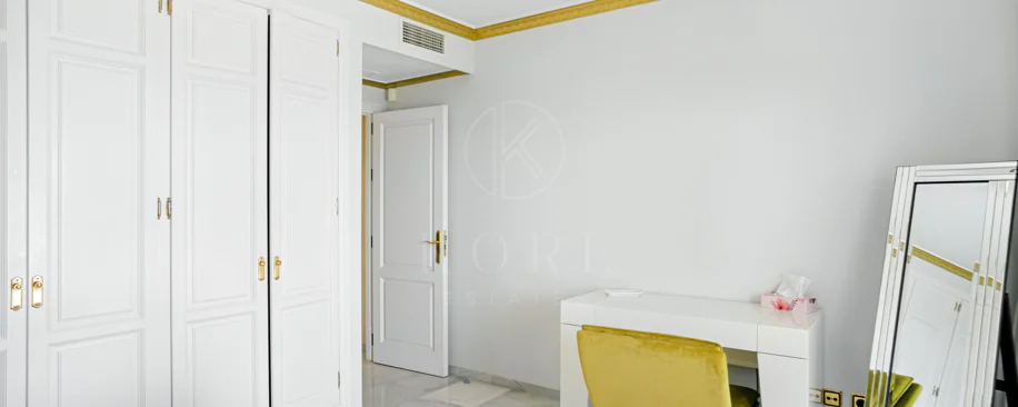 Wonderful three bedroom, south east facing duplex penthouse in the exclusive and gated community of Monte Paraiso on the Golden Mile