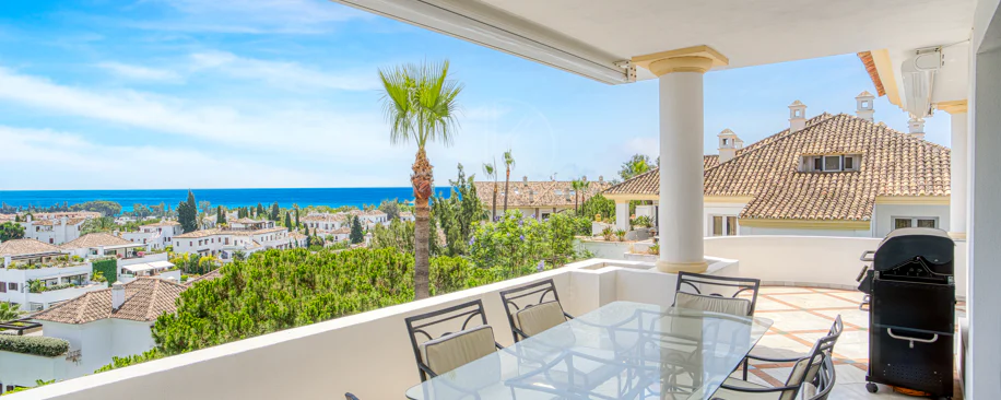 Wonderful three bedroom, south east facing duplex penthouse in the exclusive and gated community of Monte Paraiso on the Golden Mile