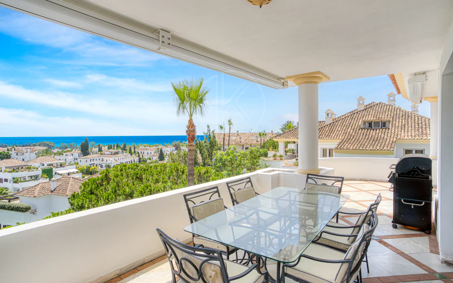 Wonderful three bedroom, south east facing duplex penthouse in the exclusive and gated community of Monte Paraiso on the Golden Mile