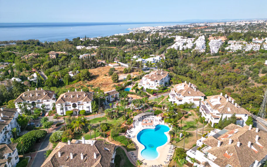 Wonderful three bedroom, south east facing duplex penthouse in the exclusive and gated community of Monte Paraiso on the Golden Mile