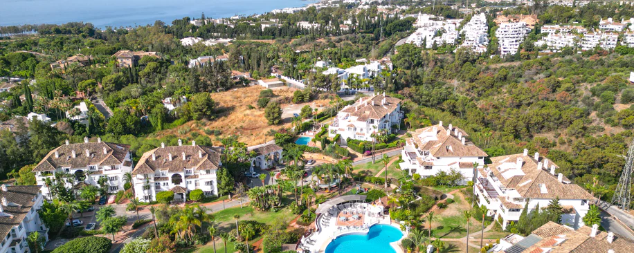 Wonderful three bedroom, south east facing duplex penthouse in the exclusive and gated community of Monte Paraiso on the Golden Mile