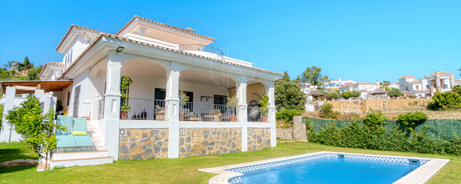 Vilă frumoasă cu cinci dormitoare, orientată spre sud-vest, cu vedere la terenul de golf în Valle Romano (Estepona)
