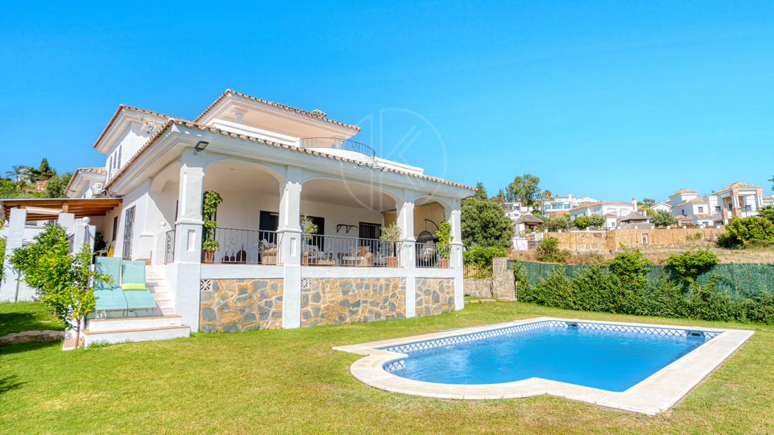 Vilă frumoasă cu cinci dormitoare, orientată spre sud-vest, cu vedere la terenul de golf în Valle Romano (Estepona)