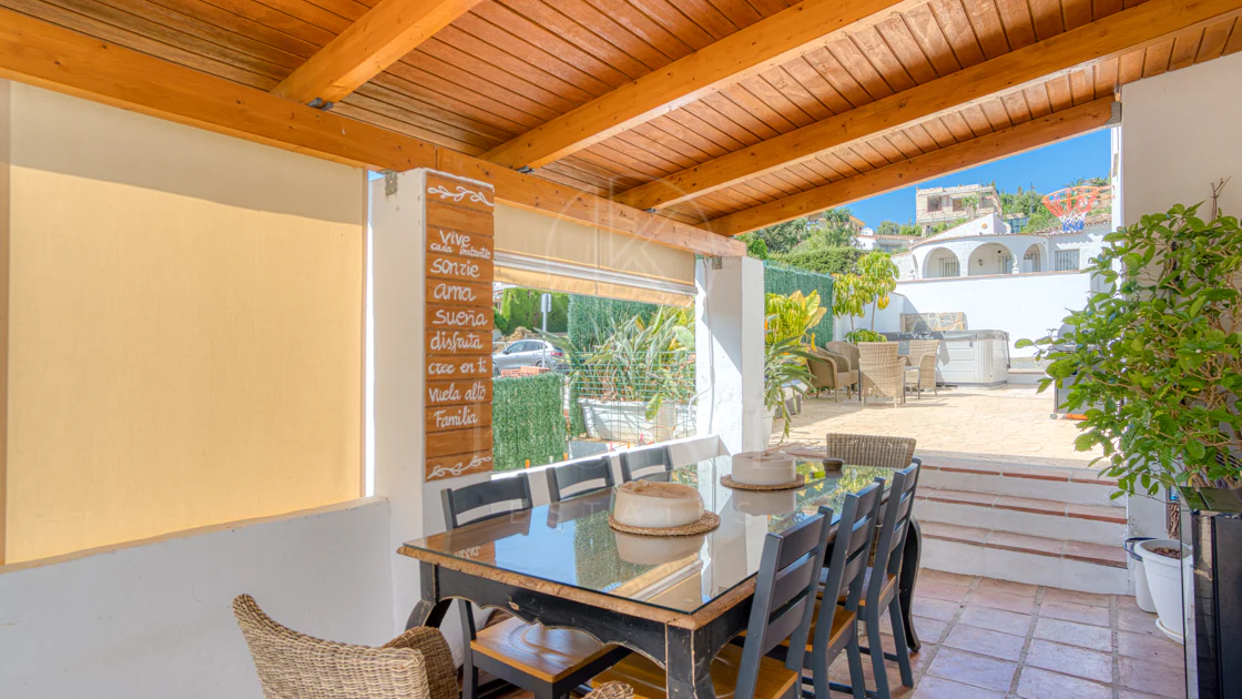Vilă frumoasă cu cinci dormitoare, orientată spre sud-vest, cu vedere la terenul de golf în Valle Romano (Estepona)