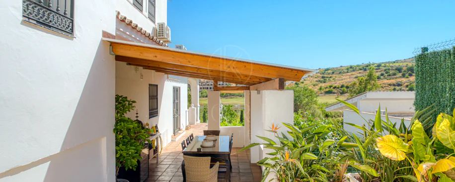 Vilă frumoasă cu cinci dormitoare, orientată spre sud-vest, cu vedere la terenul de golf în Valle Romano (Estepona)