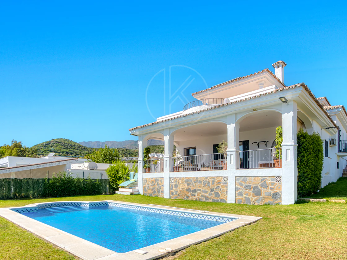 Hermosa Villa de cinco dormitorios, con vistas al suroeste con vistas al golf en Valle Romano (Estepona)