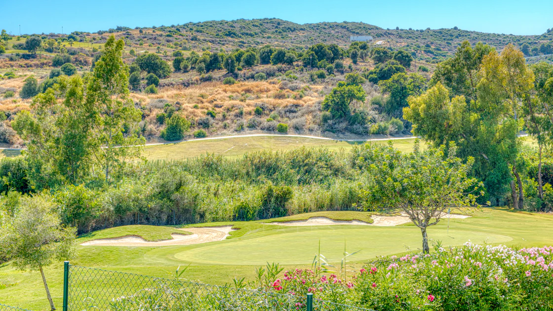 Vilă frumoasă cu cinci dormitoare, orientată spre sud-vest, cu vedere la terenul de golf în Valle Romano (Estepona)