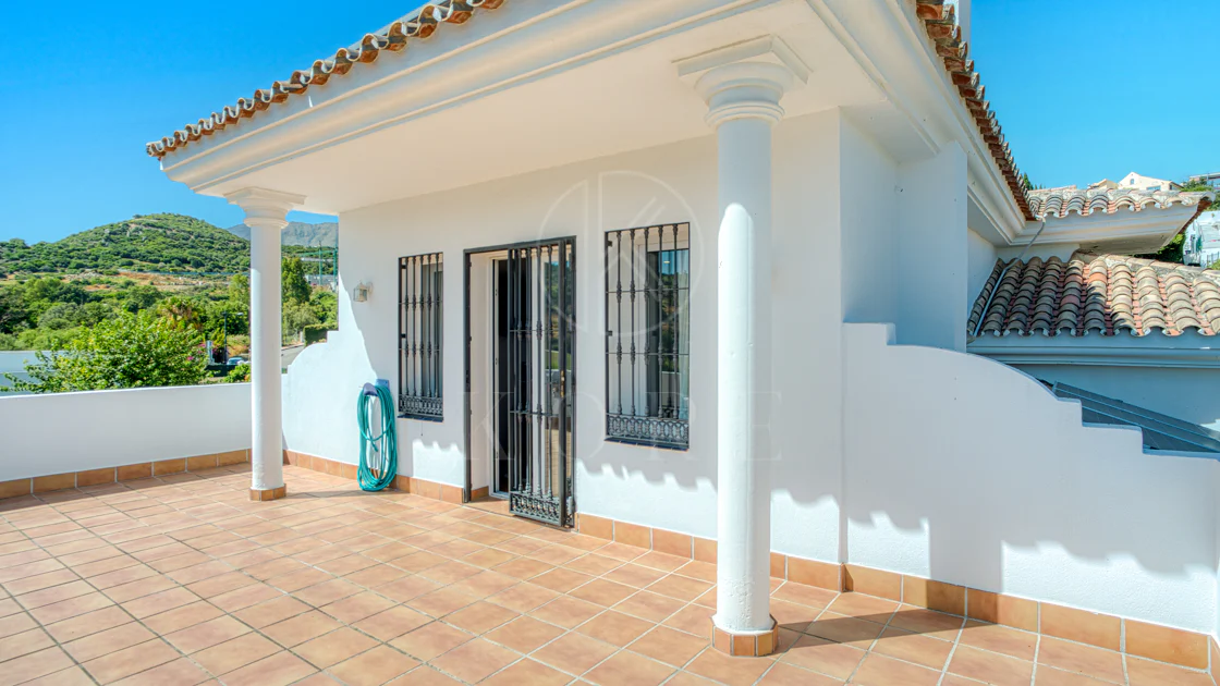 Vilă frumoasă cu cinci dormitoare, orientată spre sud-vest, cu vedere la terenul de golf în Valle Romano (Estepona)