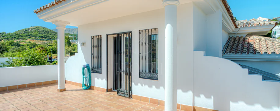 Vilă frumoasă cu cinci dormitoare, orientată spre sud-vest, cu vedere la terenul de golf în Valle Romano (Estepona)