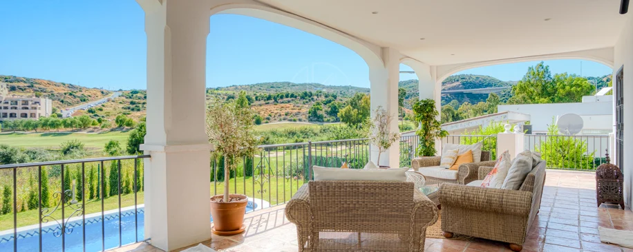 Vilă frumoasă cu cinci dormitoare, orientată spre sud-vest, cu vedere la terenul de golf în Valle Romano (Estepona)