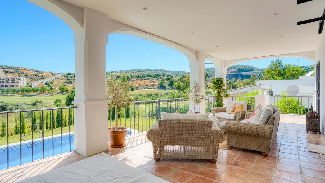Vilă frumoasă cu cinci dormitoare, orientată spre sud-vest, cu vedere la terenul de golf în Valle Romano (Estepona)