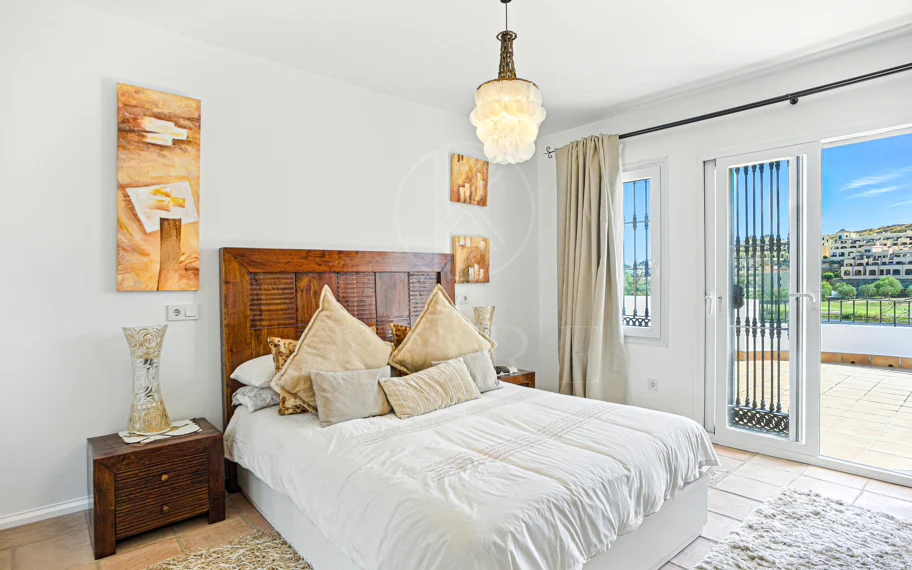 Beautiful five bedroom, Southwest-Facing Villa with Golf Views in Valle Romano (Estepona)