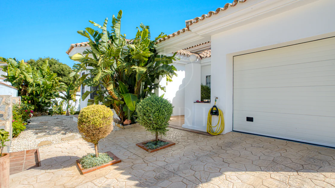 Vilă frumoasă cu cinci dormitoare, orientată spre sud-vest, cu vedere la terenul de golf în Valle Romano (Estepona)