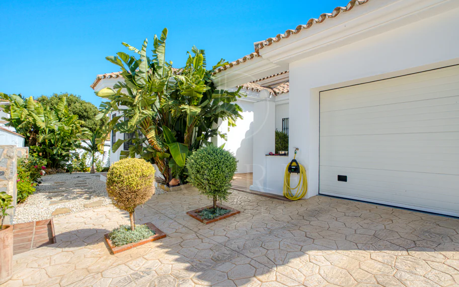 Beautiful five bedroom, Southwest-Facing Villa with Golf Views in Valle Romano (Estepona)
