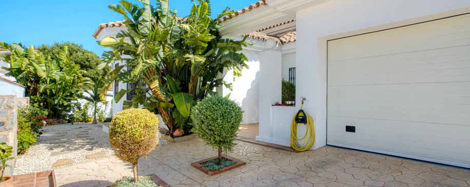 Vilă frumoasă cu cinci dormitoare, orientată spre sud-vest, cu vedere la terenul de golf în Valle Romano (Estepona)