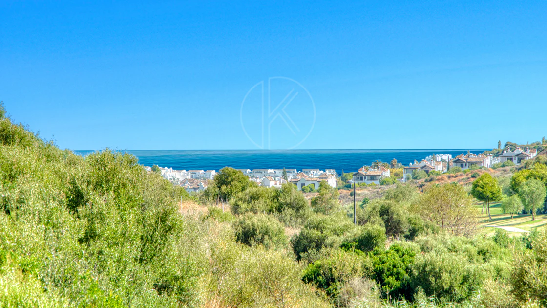 Vilă frumoasă cu cinci dormitoare, orientată spre sud-vest, cu vedere la terenul de golf în Valle Romano (Estepona)