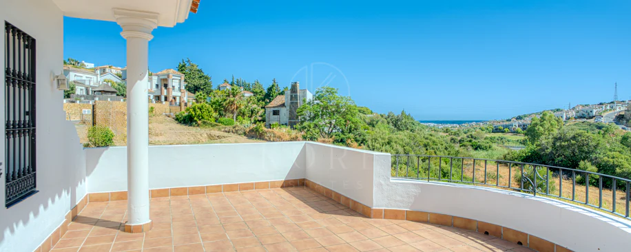 Vilă frumoasă cu cinci dormitoare, orientată spre sud-vest, cu vedere la terenul de golf în Valle Romano (Estepona)
