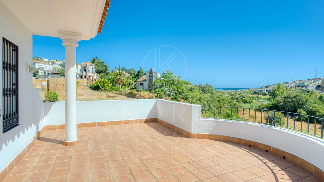 Vilă frumoasă cu cinci dormitoare, orientată spre sud-vest, cu vedere la terenul de golf în Valle Romano (Estepona)
