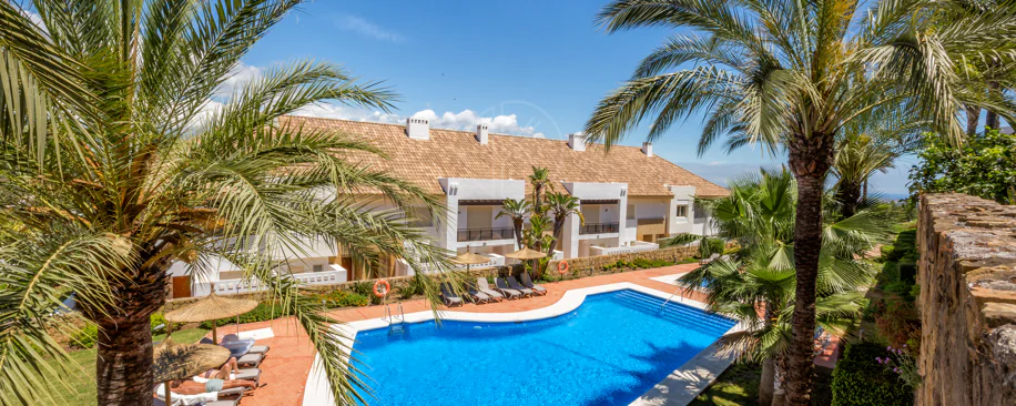 Elegante orientación norte este, casa adosada de tres dormitorios situada en La Cala Golf, Mijas