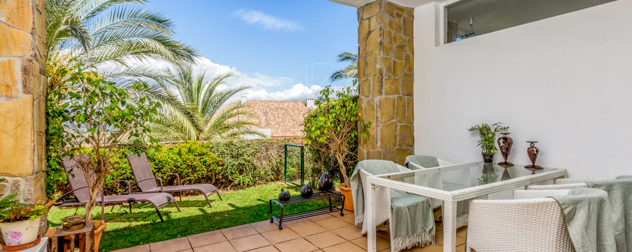 Elegante orientación norte este, casa adosada de tres dormitorios situada en La Cala Golf, Mijas