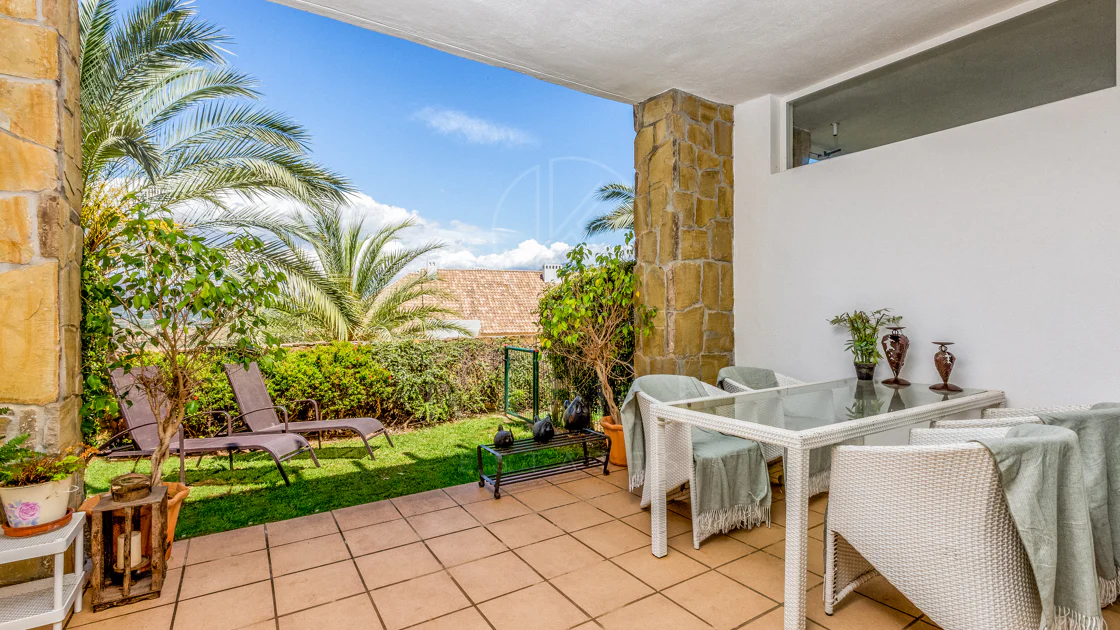 Elegante orientación norte este, casa adosada de tres dormitorios situada en La Cala Golf, Mijas