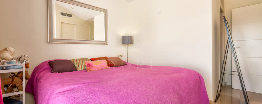 Elegante orientación norte este, casa adosada de tres dormitorios situada en La Cala Golf, Mijas