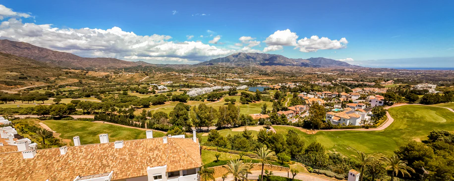 Elegante orientación norte este, casa adosada de tres dormitorios situada en La Cala Golf, Mijas