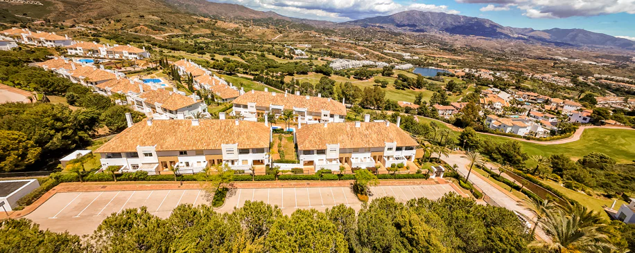 Elegante orientación norte este, casa adosada de tres dormitorios situada en La Cala Golf, Mijas