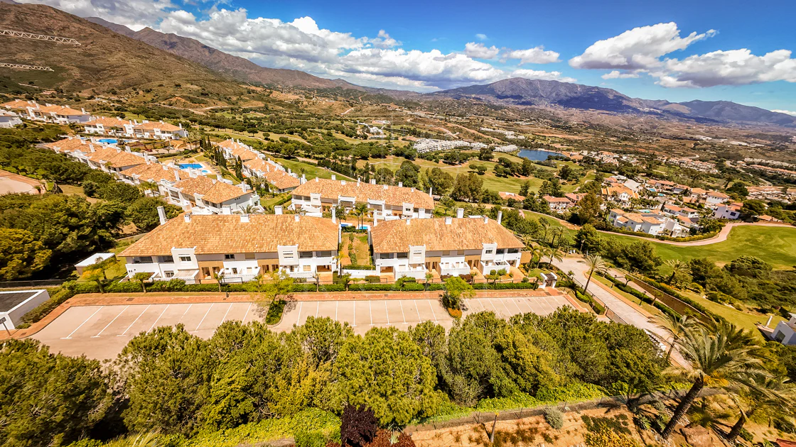 Elegante orientación norte este, casa adosada de tres dormitorios situada en La Cala Golf, Mijas