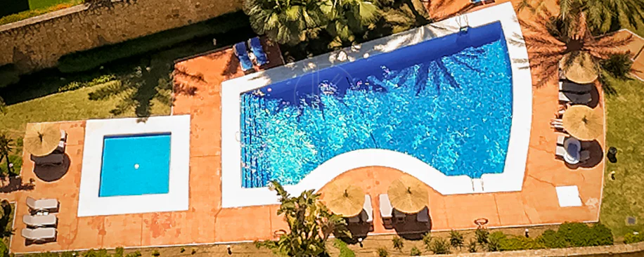 Elegante orientación norte este, casa adosada de tres dormitorios situada en La Cala Golf, Mijas