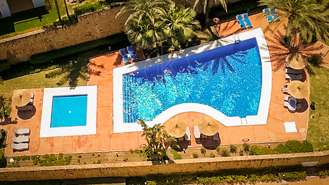 Elegante orientación norte este, casa adosada de tres dormitorios situada en La Cala Golf, Mijas