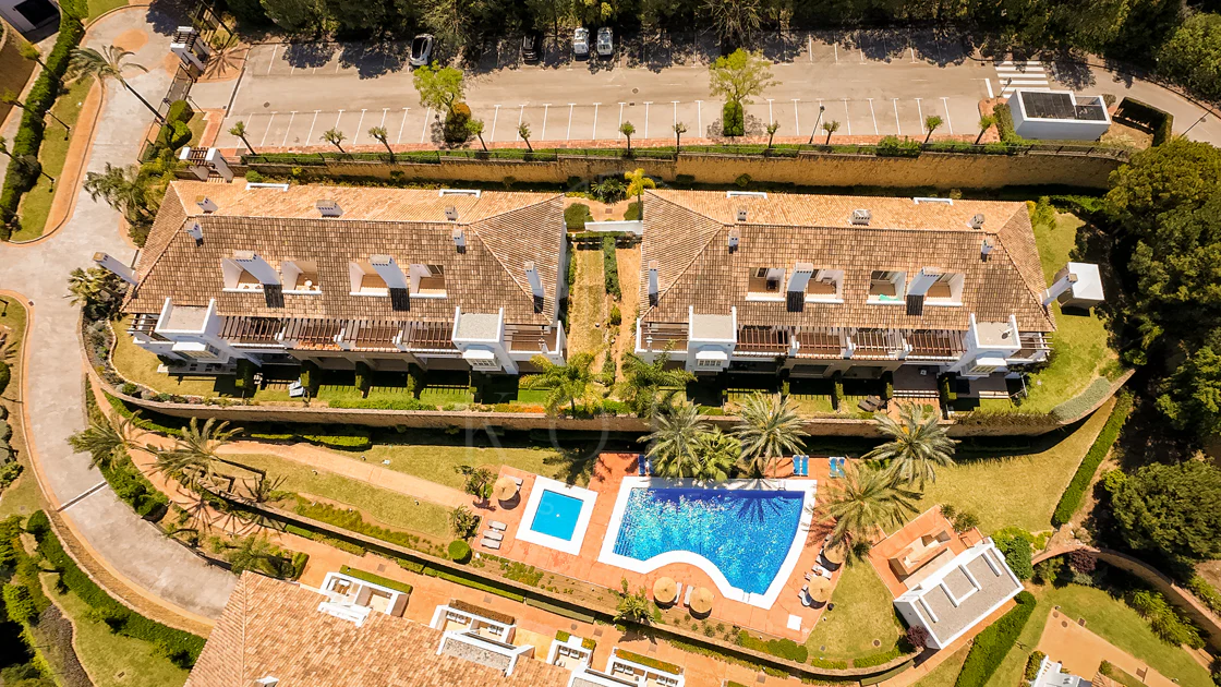 Elegante orientación norte este, casa adosada de tres dormitorios situada en La Cala Golf, Mijas