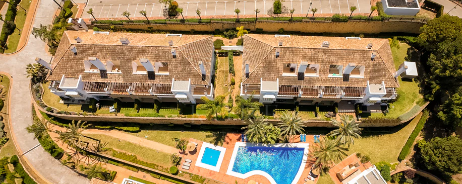 Elegante orientación norte este, casa adosada de tres dormitorios situada en La Cala Golf, Mijas