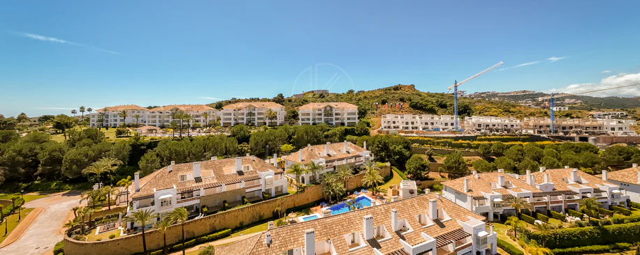 Elegante orientación norte este, casa adosada de tres dormitorios situada en La Cala Golf, Mijas