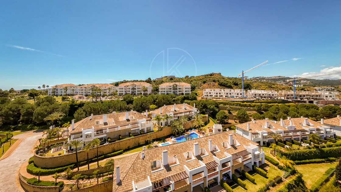 Elegante orientación norte este, casa adosada de tres dormitorios situada en La Cala Golf, Mijas