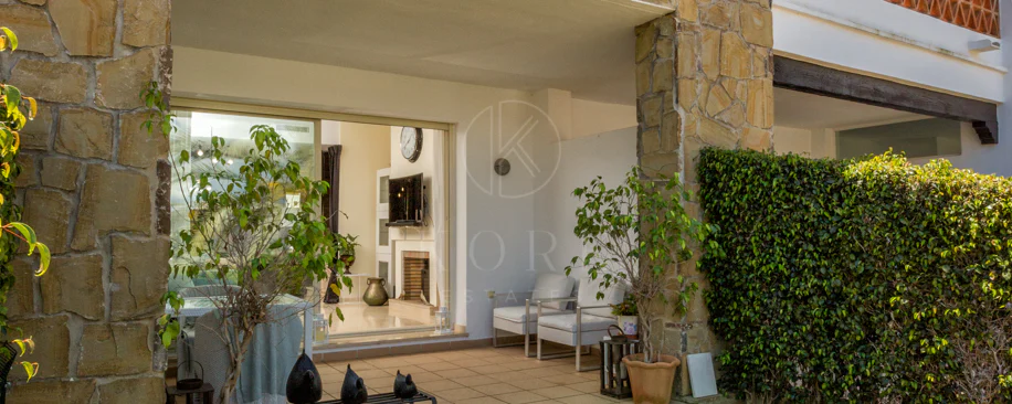 Elegante orientación norte este, casa adosada de tres dormitorios situada en La Cala Golf, Mijas
