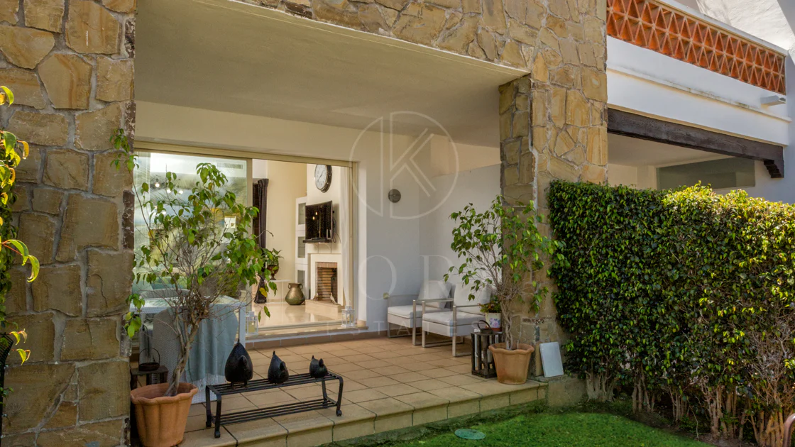 Elegante orientación norte este, casa adosada de tres dormitorios situada en La Cala Golf, Mijas