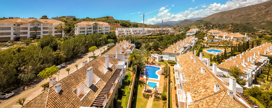 Elegante orientación norte este, casa adosada de tres dormitorios situada en La Cala Golf, Mijas