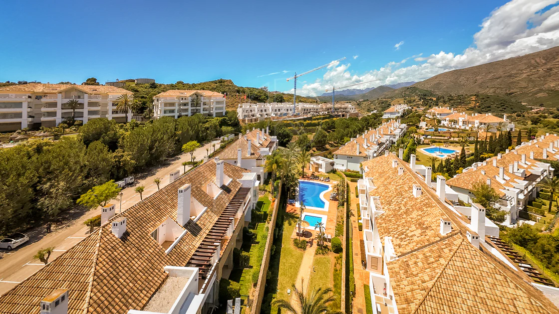 Elegante orientación norte este, casa adosada de tres dormitorios situada en La Cala Golf, Mijas