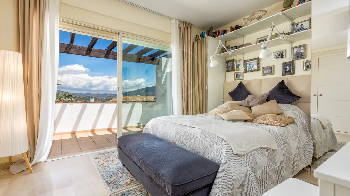Elegante orientación norte este, casa adosada de tres dormitorios situada en La Cala Golf, Mijas